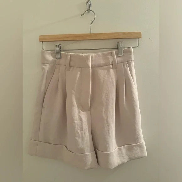 ARITZIA SHORT - Picture 2 of 3